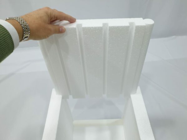 La boîte en polystyrène peut être utilisée avec un pack de gel et des éléments réfrigérants.