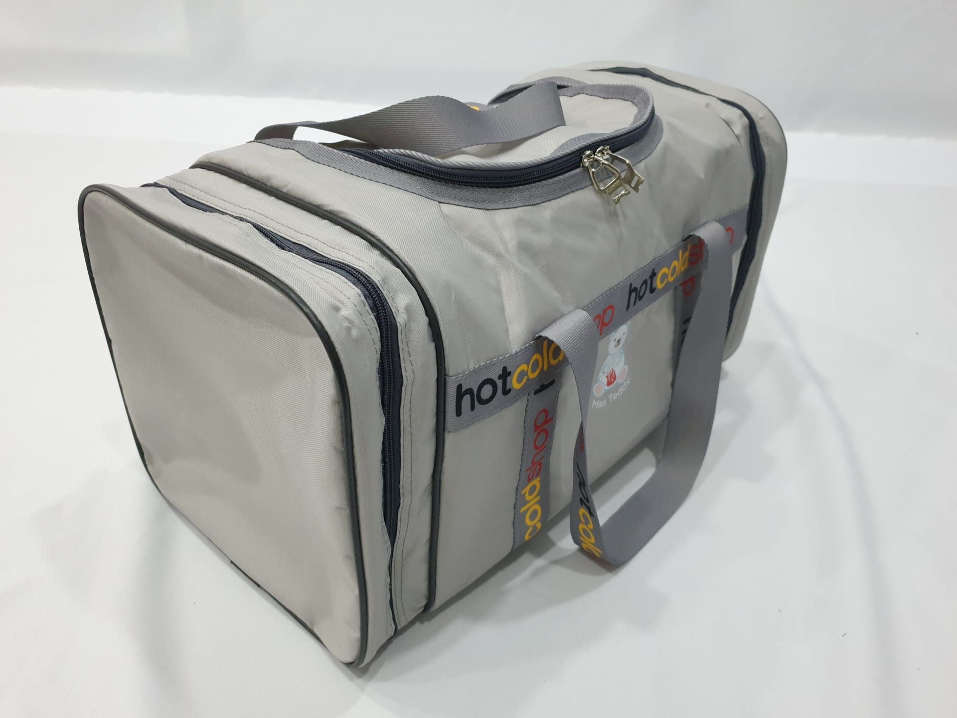 Spacious sports bag with separate compartments to keep your belongings conveniently separated.